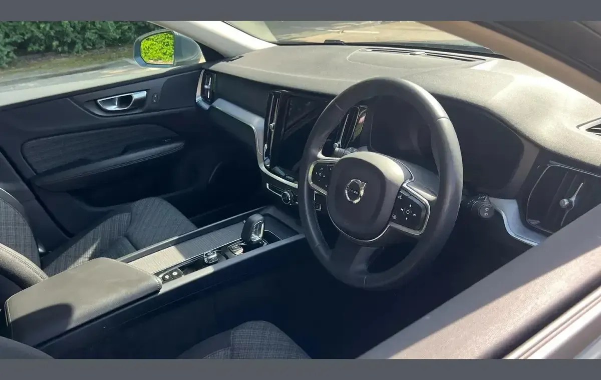 Usado Volvo V60 Core 161 CV (118 kW) 2022 Gris Familiar