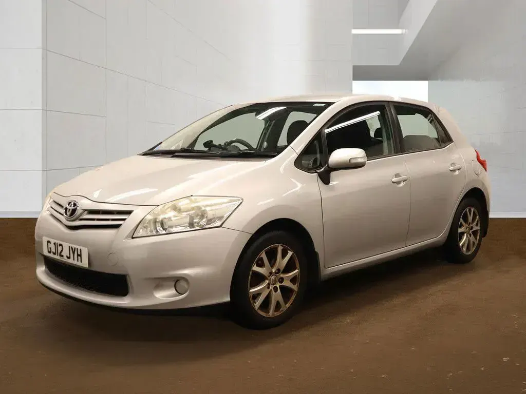 Used Toyota Auris 101 HP (74 kW) 2012 Silver Hatchback