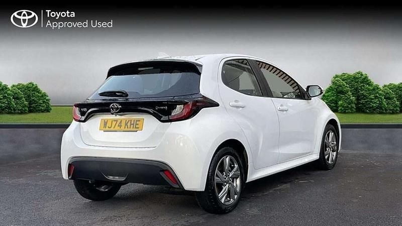 Used Toyota Yaris Hybrid 116 HP (85 kW) 2024 Pure white Hatchback