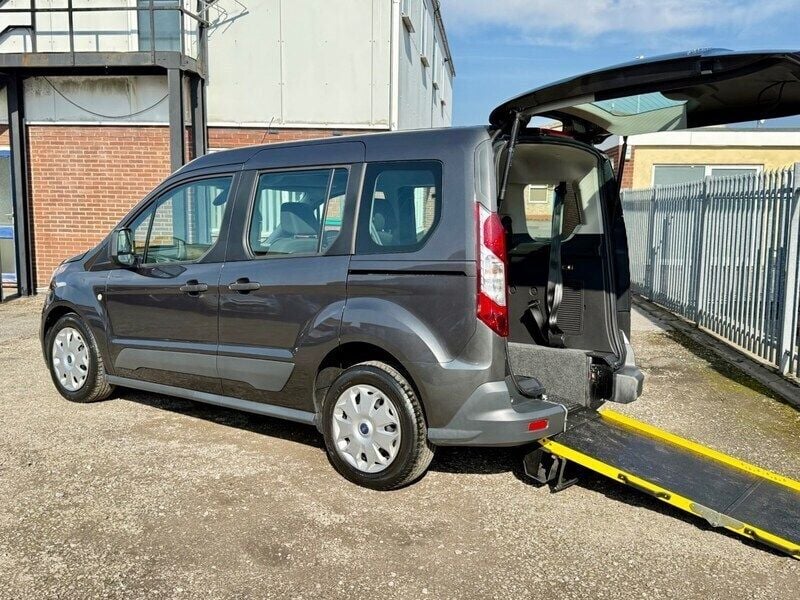 Grey Used 2017 Ford Tourneo Connect Zetec MPV | £10,995 (Fair price) - Image 1/1