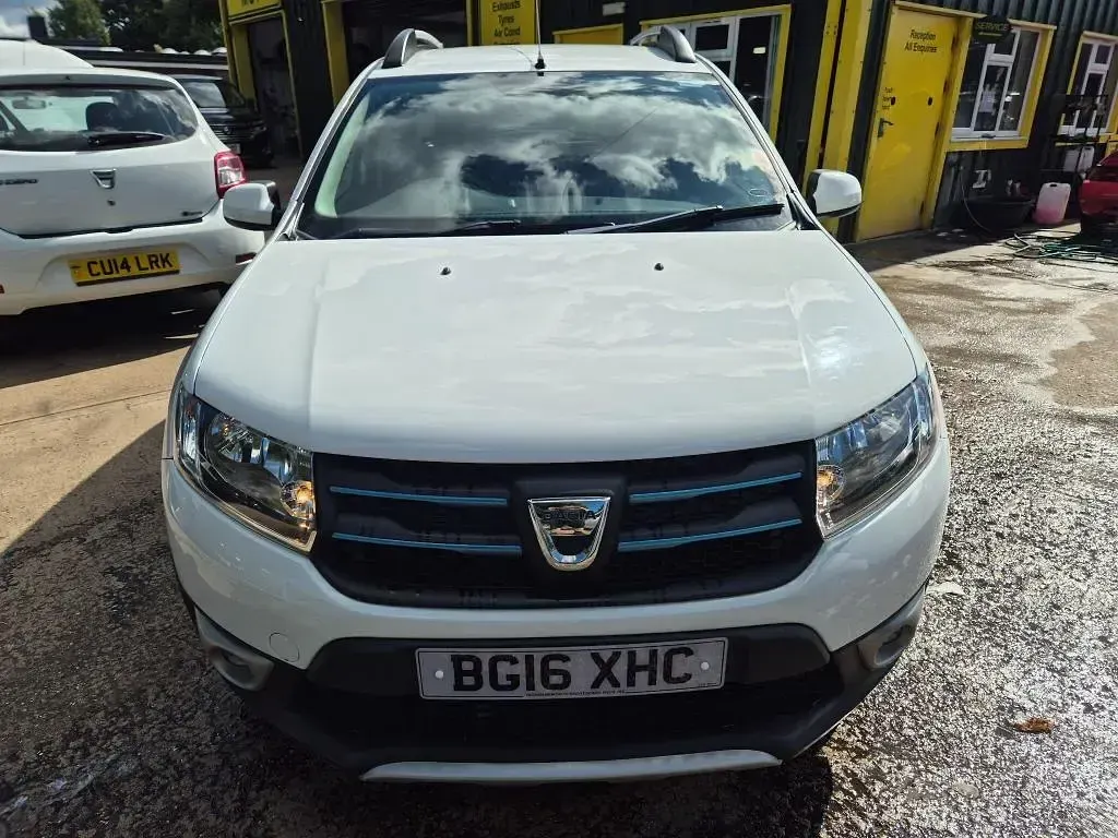 Used Dacia Sandero Lauréate 90 HP (66 kW) 2016 White Hatchback