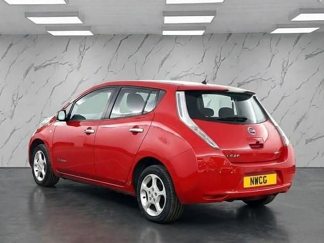 Begagnad Nissan Leaf Acenta 80 kW (109 HK) 2017 Röd Halvkombi