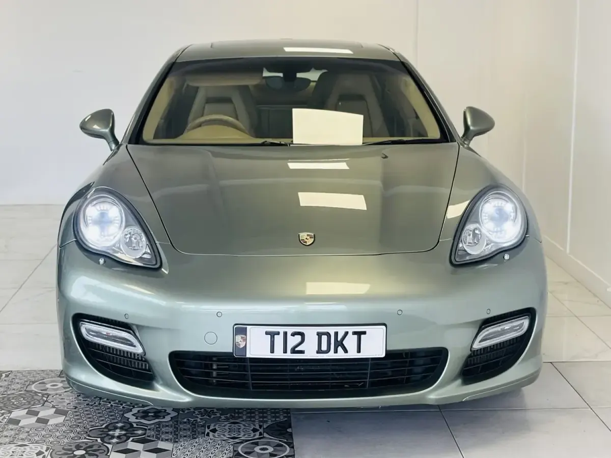 Usado Porsche Panamera 400 HP (294 kW) 2011 Verde Citadino