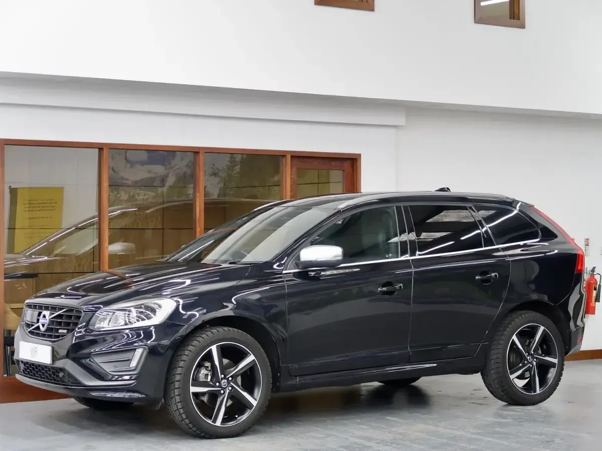 Used Volvo XC60 R-Design 245 HP (180 kW) 2015 Black SUV