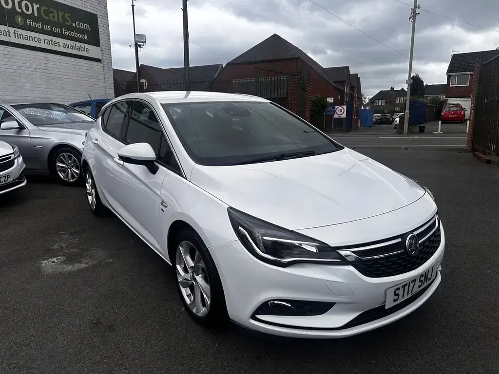 Used Vauxhall Astra SRi 2017 White Hatchback