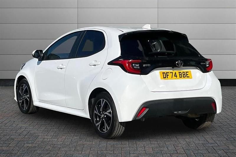Used Toyota Yaris Hybrid Design 116 HP (85 kW) 2024 Pure white Hatchback