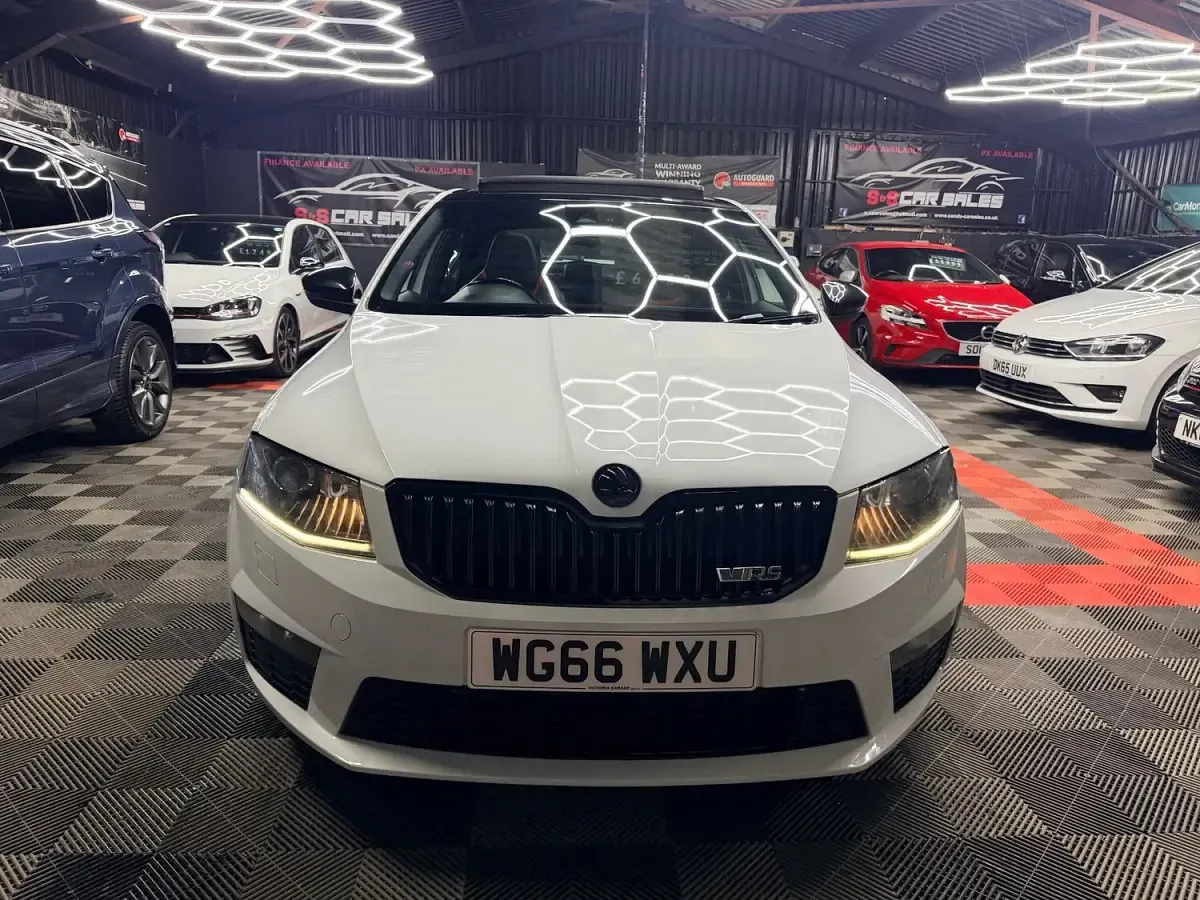 Used Skoda Octavia vRS 181 HP (133 kW) 2017 White Hatchback