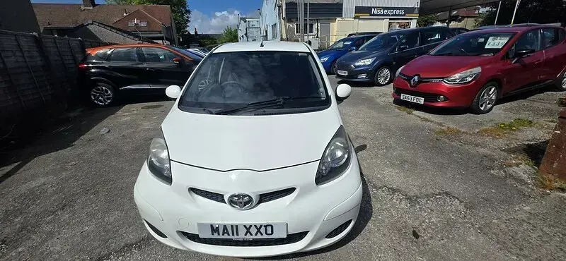 Usado Toyota Aygo 68 CV (50 kW) 2011 Rojo Utilitario