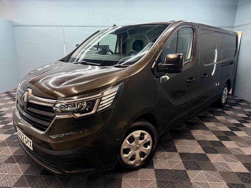 Begagnad Renault Trafic Business 2022 Brun Minibuss