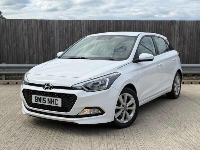 White Used 2015 Hyundai i20 SE Hatchback | £4,990 (Fair price) - Image 1/4