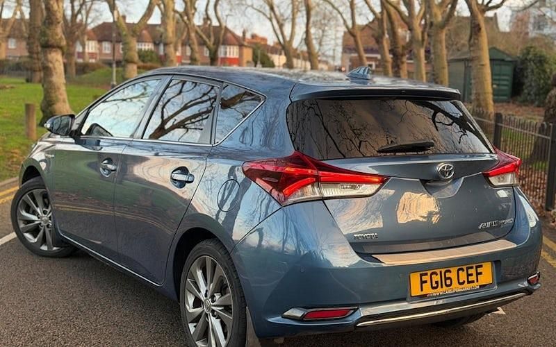 Used Toyota Auris Hybrid 136 HP (100 kW) 2016 Blue Hatchback