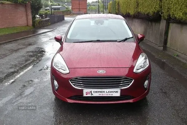 Usado Ford Fiesta Zetec 70 CV (51 kW) 2017 Rojo Utilitario