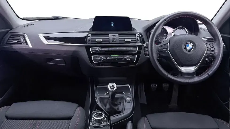 Used BMW 118 Sport Line 134 HP (98 kW) 2017 White Hatchback