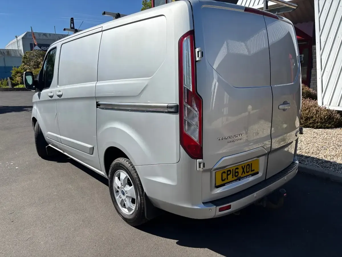 Usado Ford Transit Custom Limited 125 HP (91 kW) 2016 Prateado Van