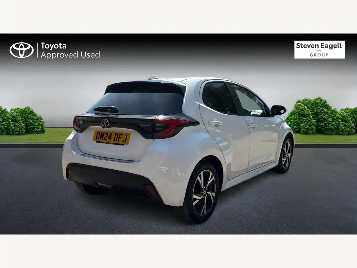 Used Toyota Yaris Design 2024 White Hatchback