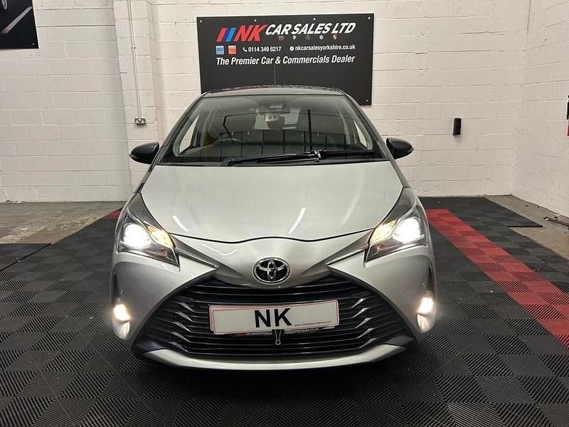 Usado Toyota Yaris 111 HP (81 kW) 2019 Prateado Citadino