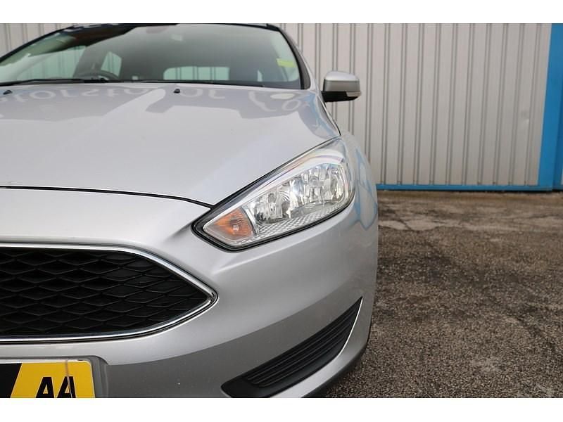 Used Ford Focus Style 120 HP (88 kW) 2015 Silver Hatchback