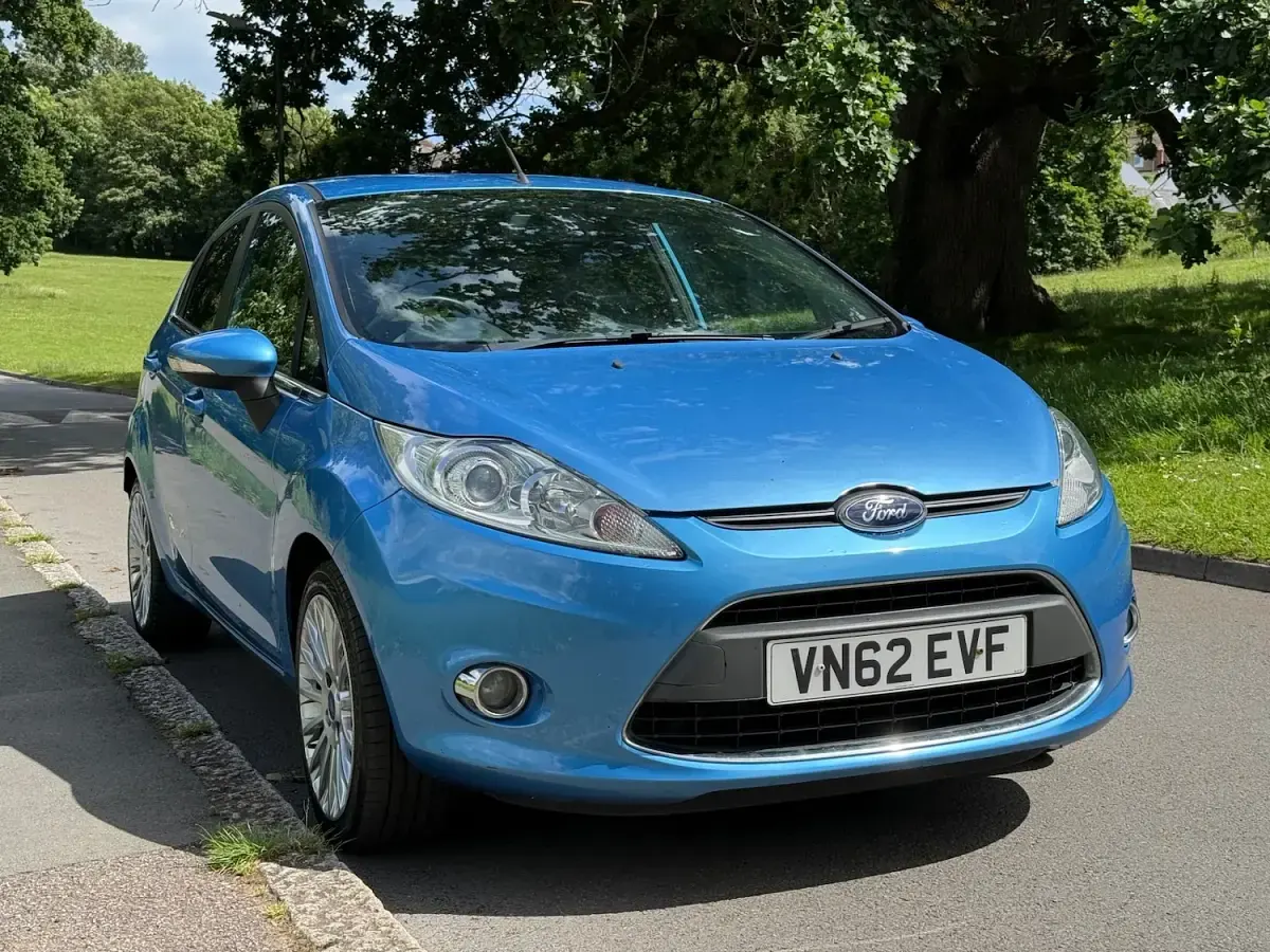 Used Ford Fiesta Titanium 70 HP (51 kW) 2012 Blue Hatchback