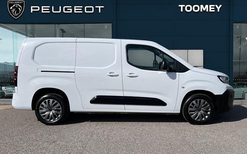 Begagnad Peugeot Partner 102 HK (75 kW) 2024 Vit Minibuss