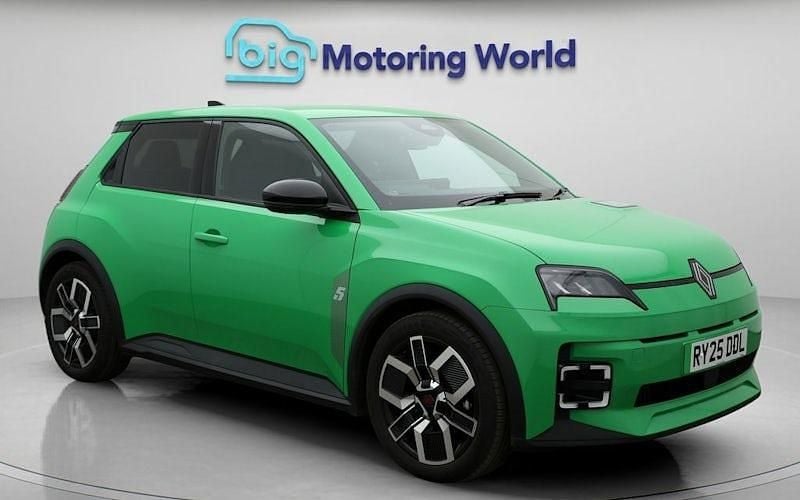 Used Renault 5 E-Tech Urban 89 kW (122 HP) 2025 Green Hatchback