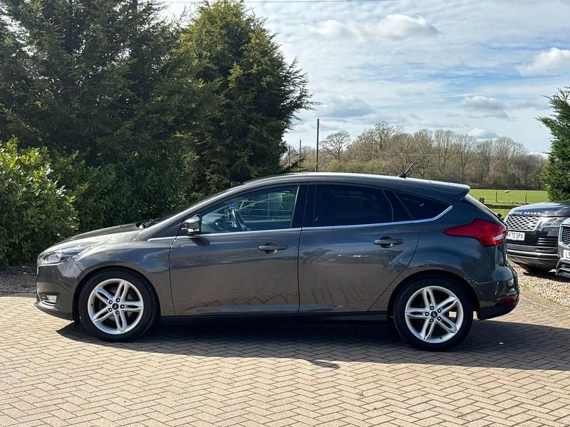 Used Ford Focus Zetec 125 HP (91 kW) 2016 Grey Hatchback