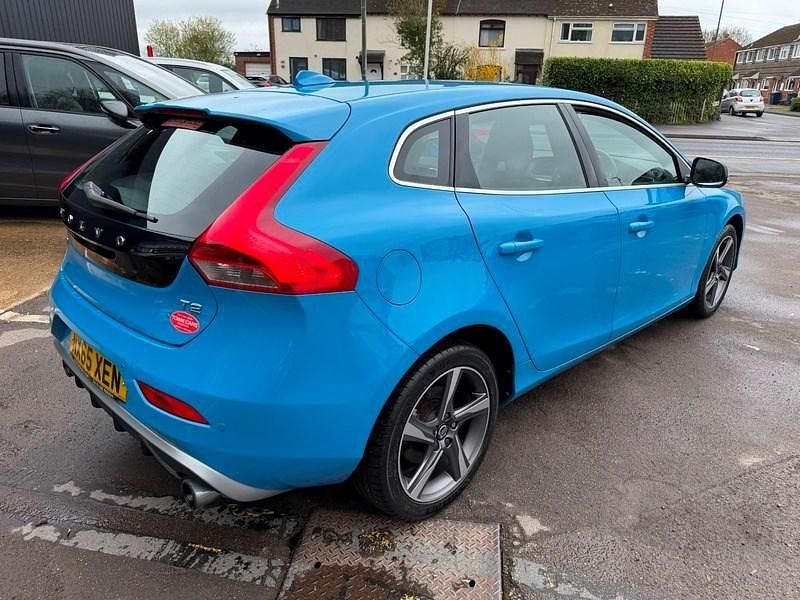Used Volvo V40 R-Design 122 HP (89 kW) 2015 Blue Hatchback