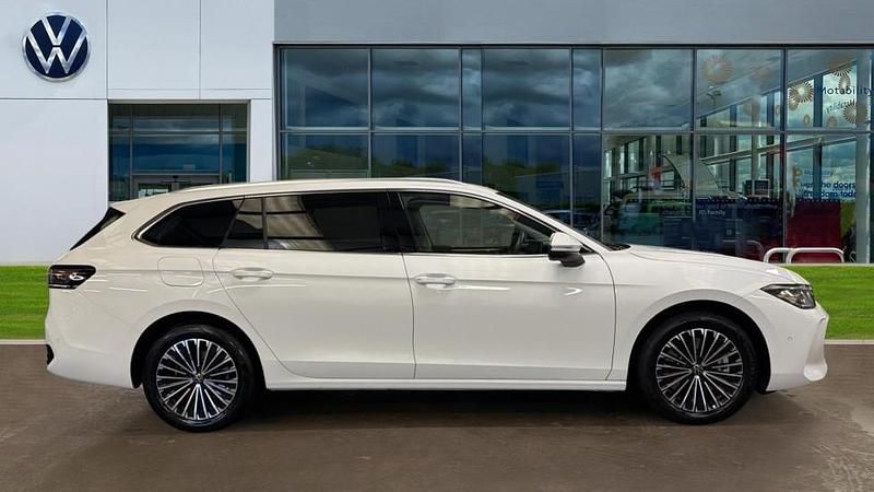 Used VW Passat Elegance 204 HP (150 kW) 2025 Pure white Estate