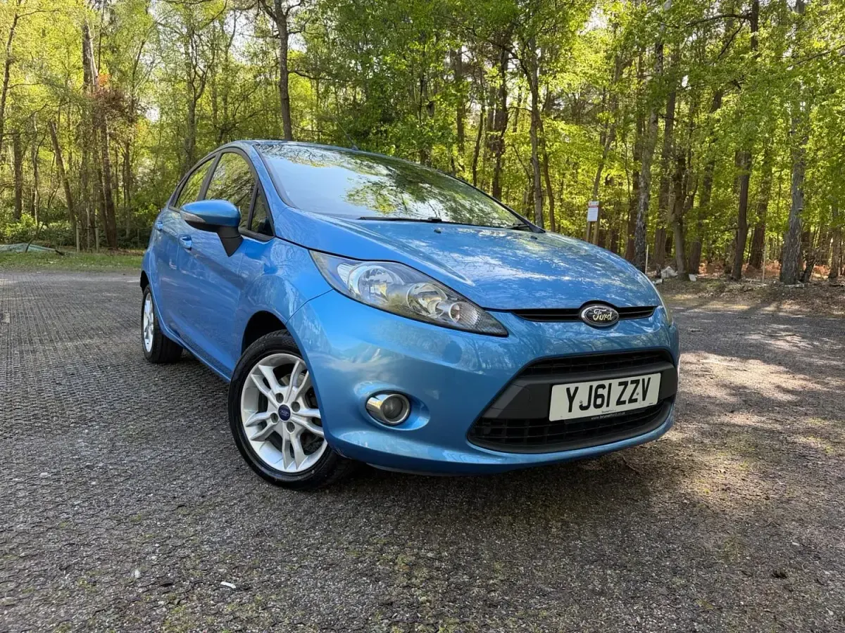 Begagnad Ford Fiesta 70 HK (51 kW) 2012 Blå Halvkombi