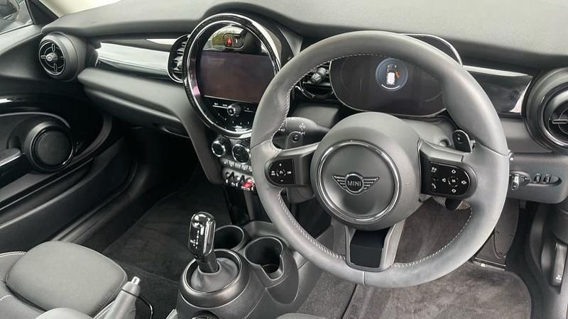 Second-hand Mini Cooper S Classic 176 CP (129 kW) 2023 Argintiu Hatchback