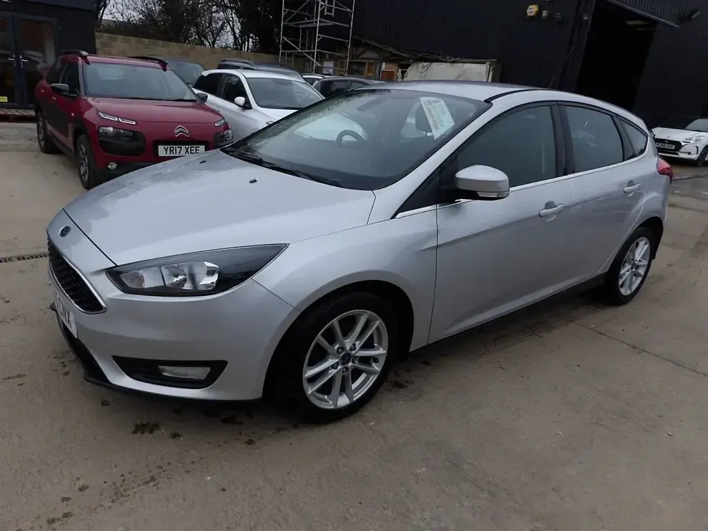 Used Ford Focus Zetec 115 HP (84 kW) 2015 Silver Hatchback