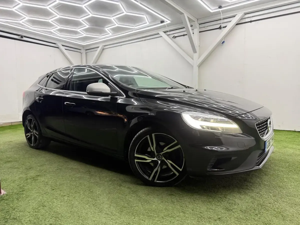 Gebraucht Volvo V40 R-Design Pro 120 PS (88 kW) 2018 Schwarz Kleinwagen