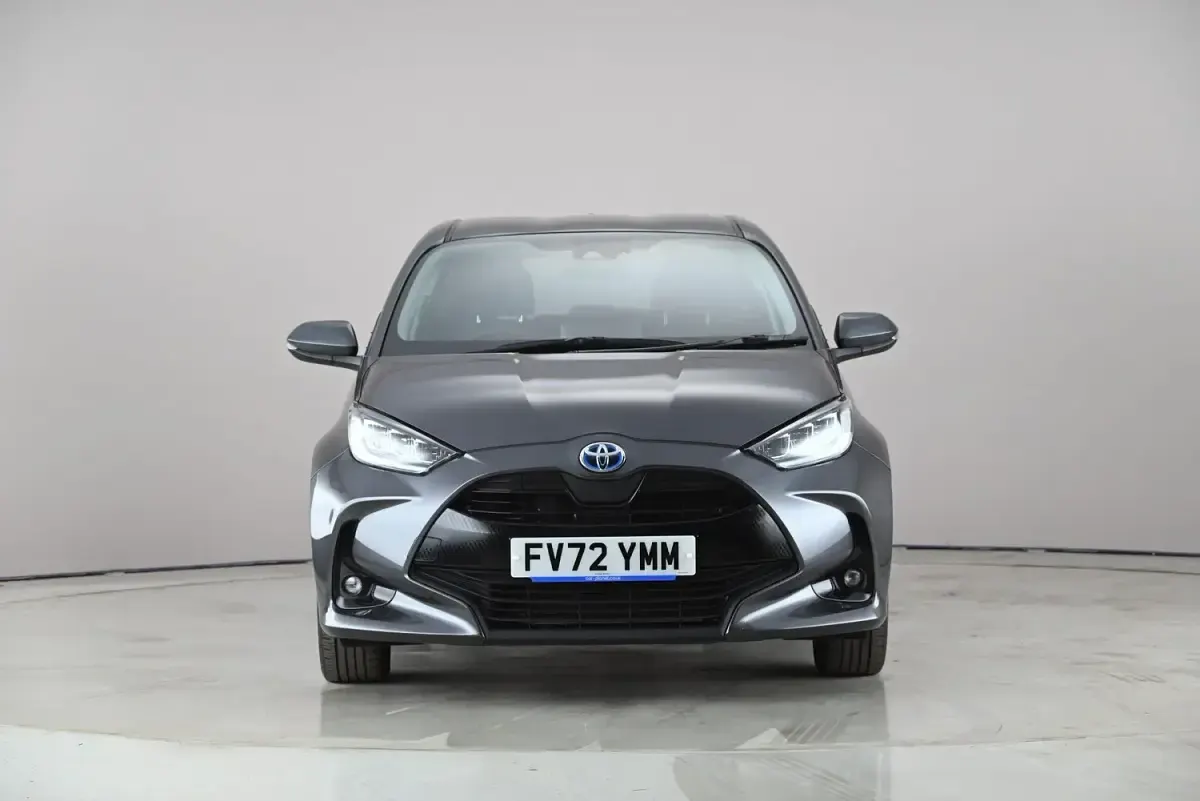 Begagnad Toyota Yaris Hybrid Design 2023 Grå Halvkombi
