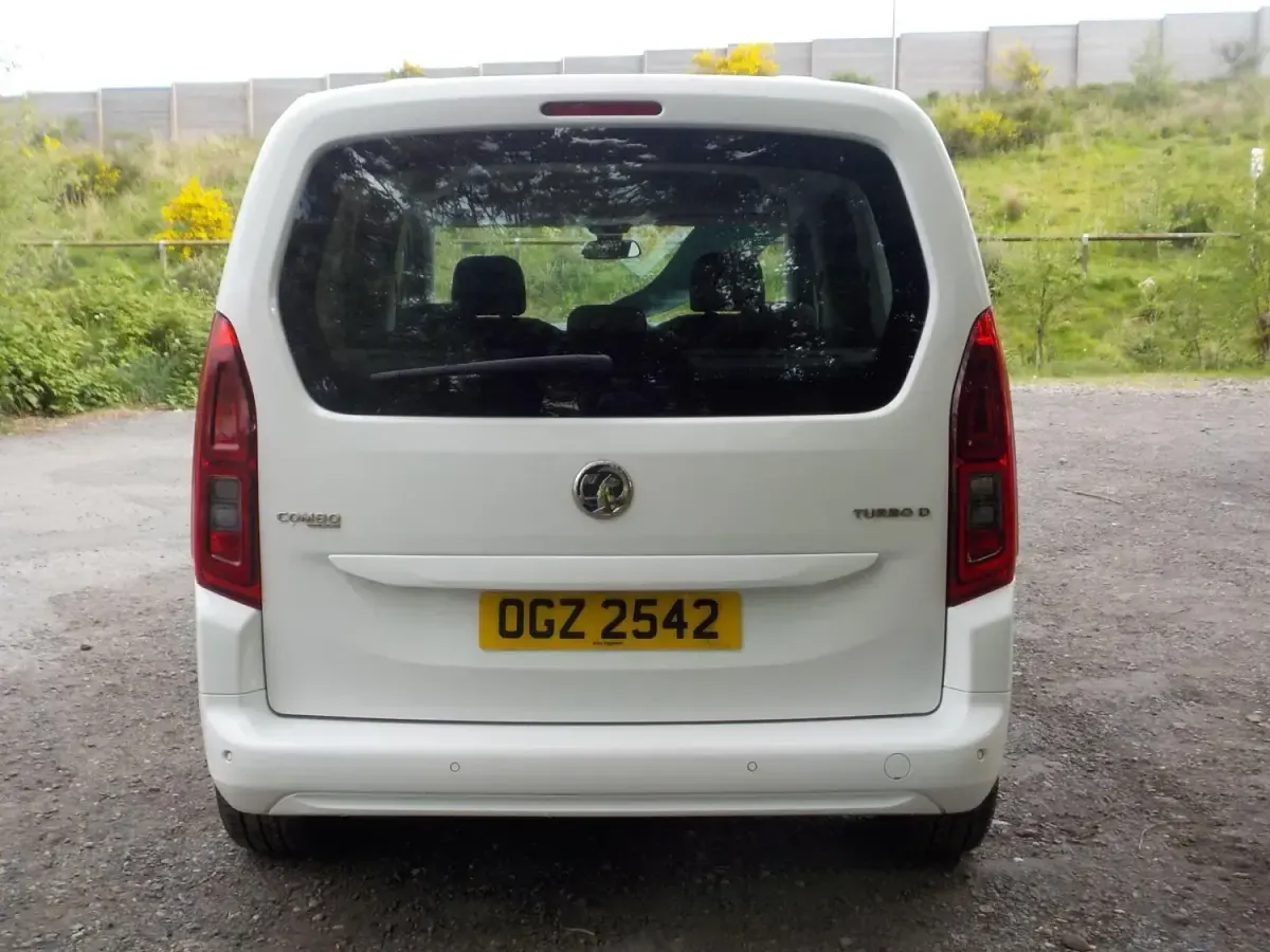 Usado Vauxhall Combo S 130 HP (95 kW) 2019 Branco Monovolume