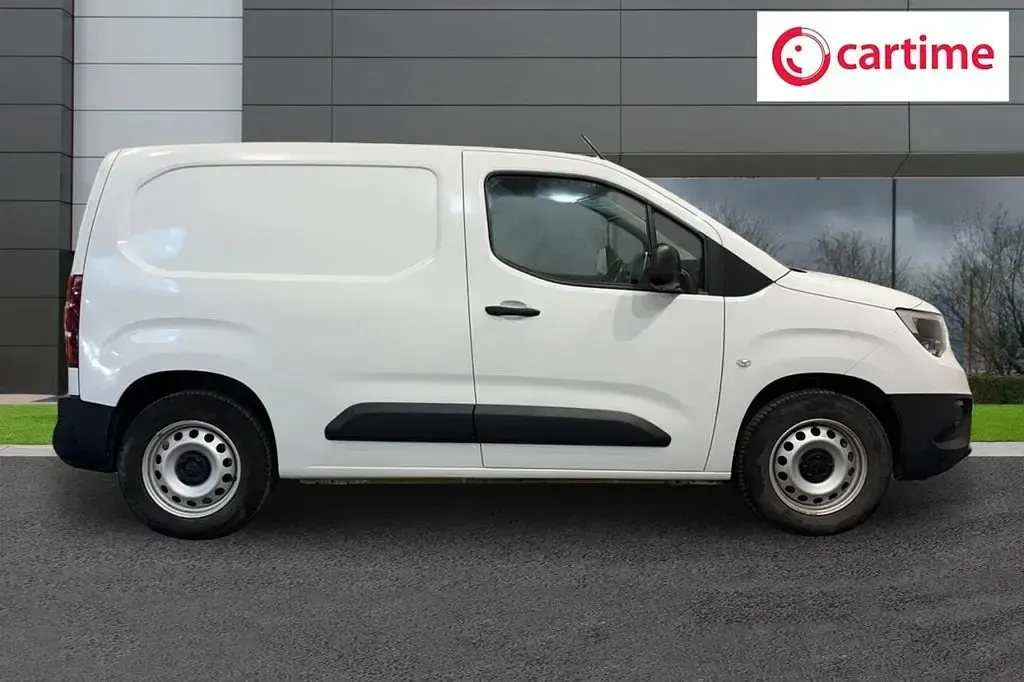 Used Vauxhall Combo 100 kW (136 HP) 2024 White MPV