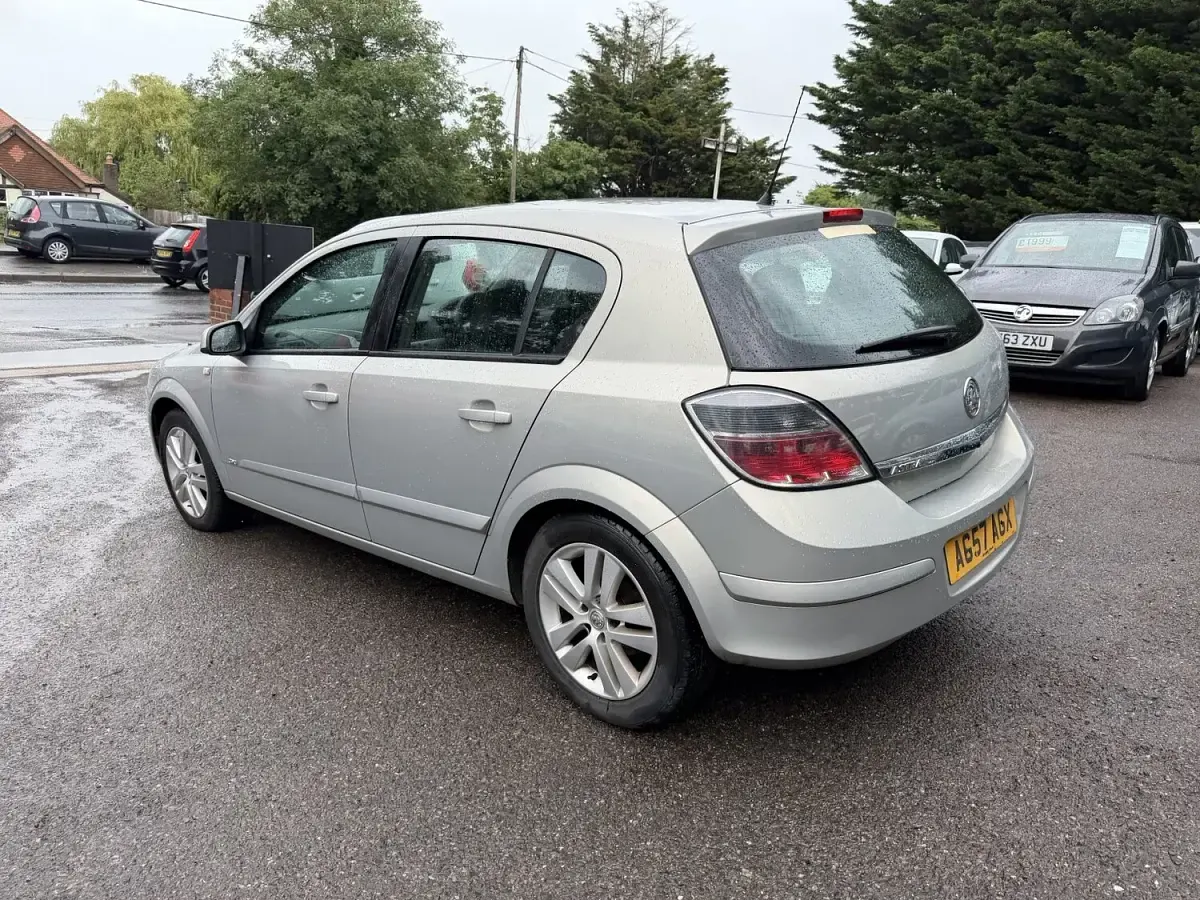 Used Vauxhall Astra 90 HP (66 kW) 2008 Beige Hatchback