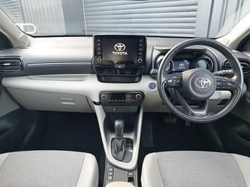 Used Toyota Yaris Hybrid 116 HP (85 kW) 2021 Red Hatchback
