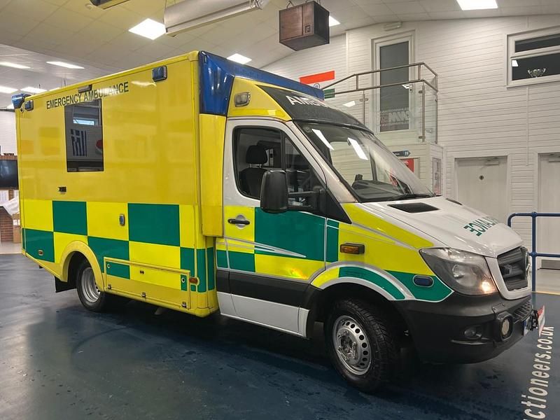 Used Mercedes Sprinter 190 HP (139 kW) 2015 Yellow Van