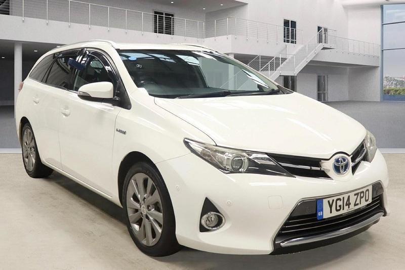 White Used 2014 Toyota Auris Hybrid Estate | £6,995 (Fair price) - Image 1/4