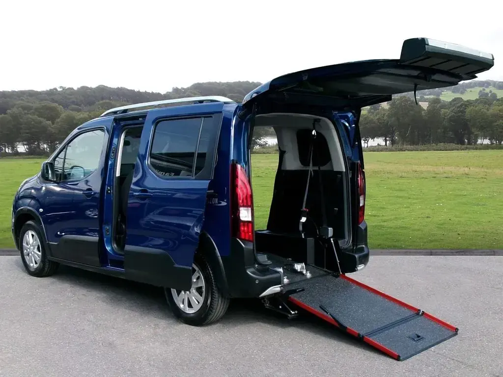 Used Peugeot Rifter Allure 100 HP (73 kW) 2021 Blue MPV