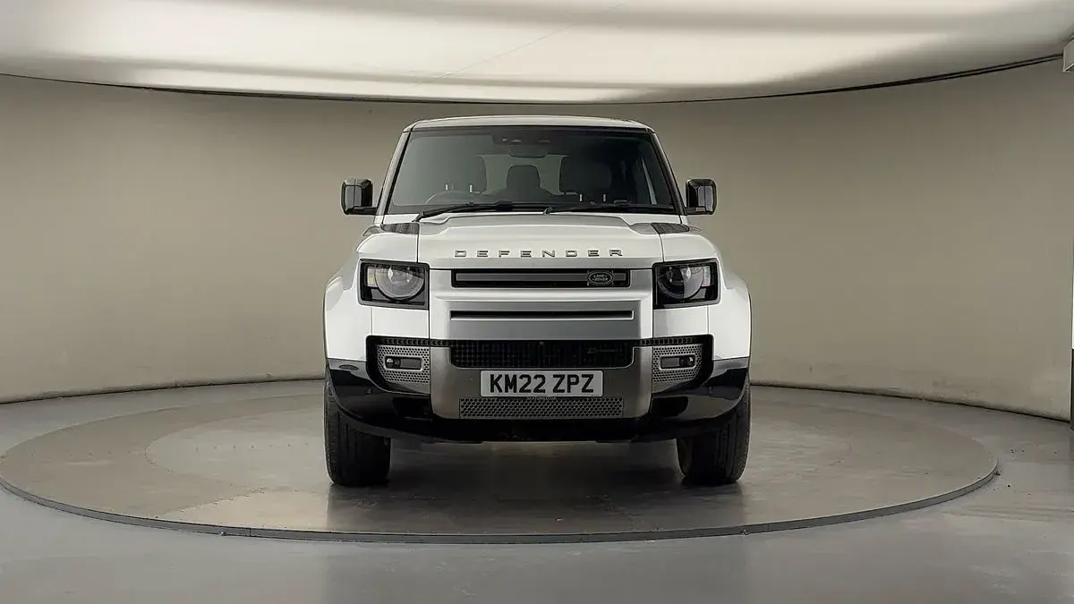 Used Land Rover Defender SE Dynamic 250 HP (183 kW) 2022 Hakuba silver SUV