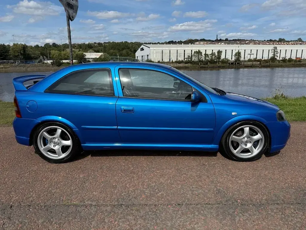 Used Vauxhall Astra 196 HP (144 kW) 2003 Blue Hatchback