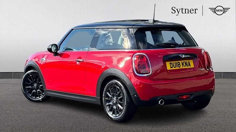 Usado Mini Cooper Hatch 134 CV (98 kW) 2018 Rojo Utilitario