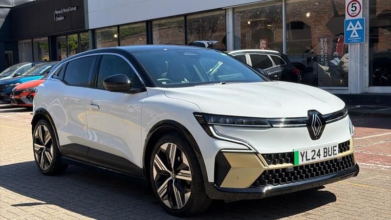 Begagnad Renault Megane E-Tech Iconic 159 kW (217 HK) 2024 Vit Halvkombi