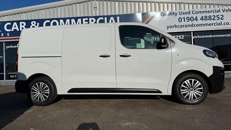 Used Peugeot e-Expert 100 kW (136 HP) 2022 White Van