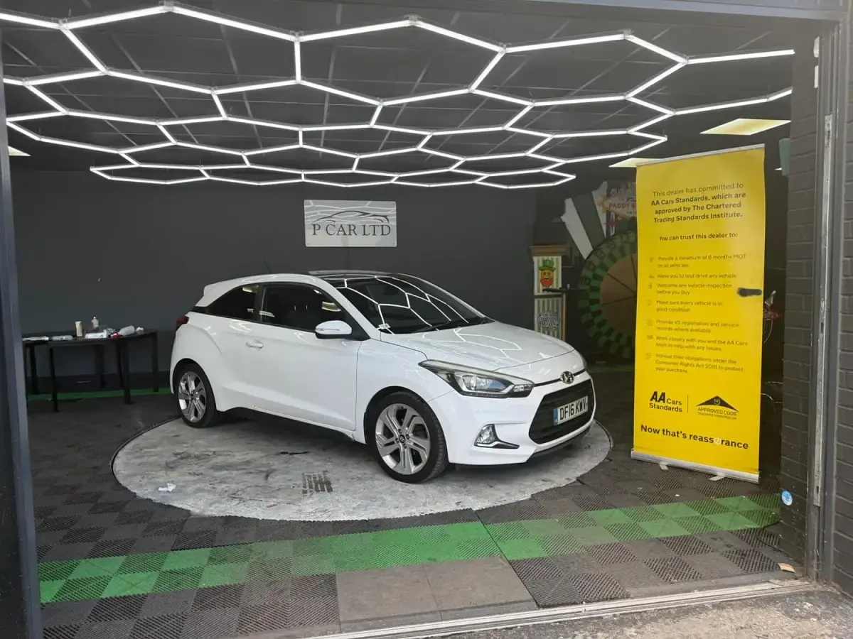 Used Hyundai i20 Sport 84 HP (61 kW) 2016 White Coupe
