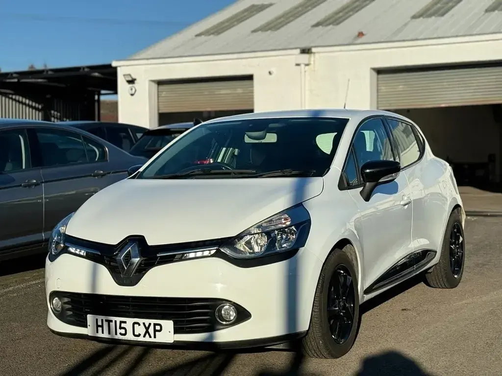 Used Renault Clio IV Dynamique 73 HP (53 kW) 2015 White Hatchback