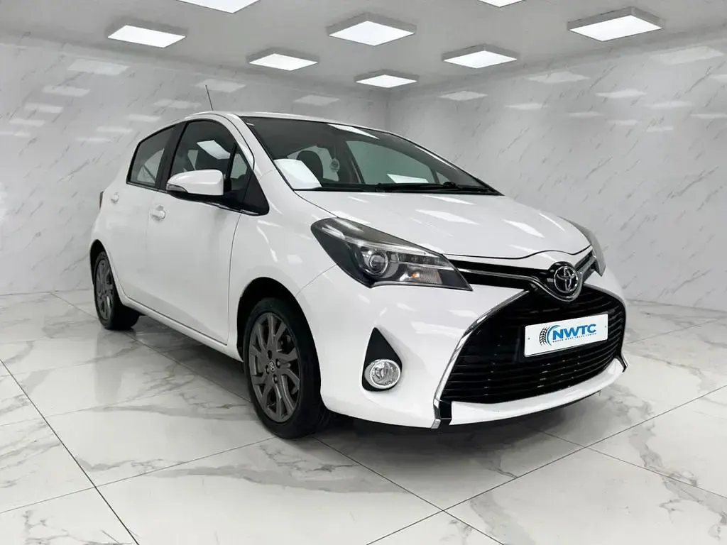 Usado Toyota Yaris 99 HP (72 kW) 2015 Branco Citadino