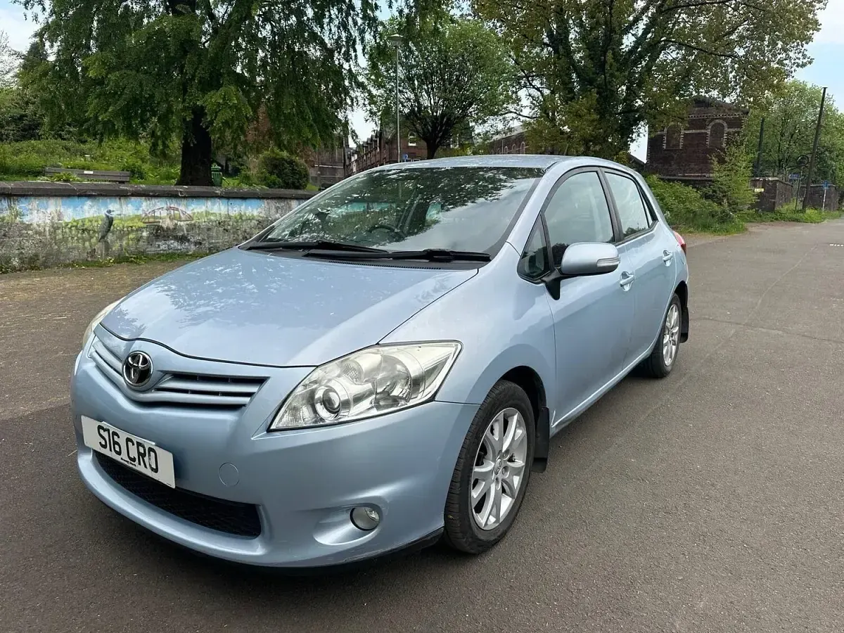 Used Toyota Auris 132 HP (97 kW) 2012 Blue Hatchback