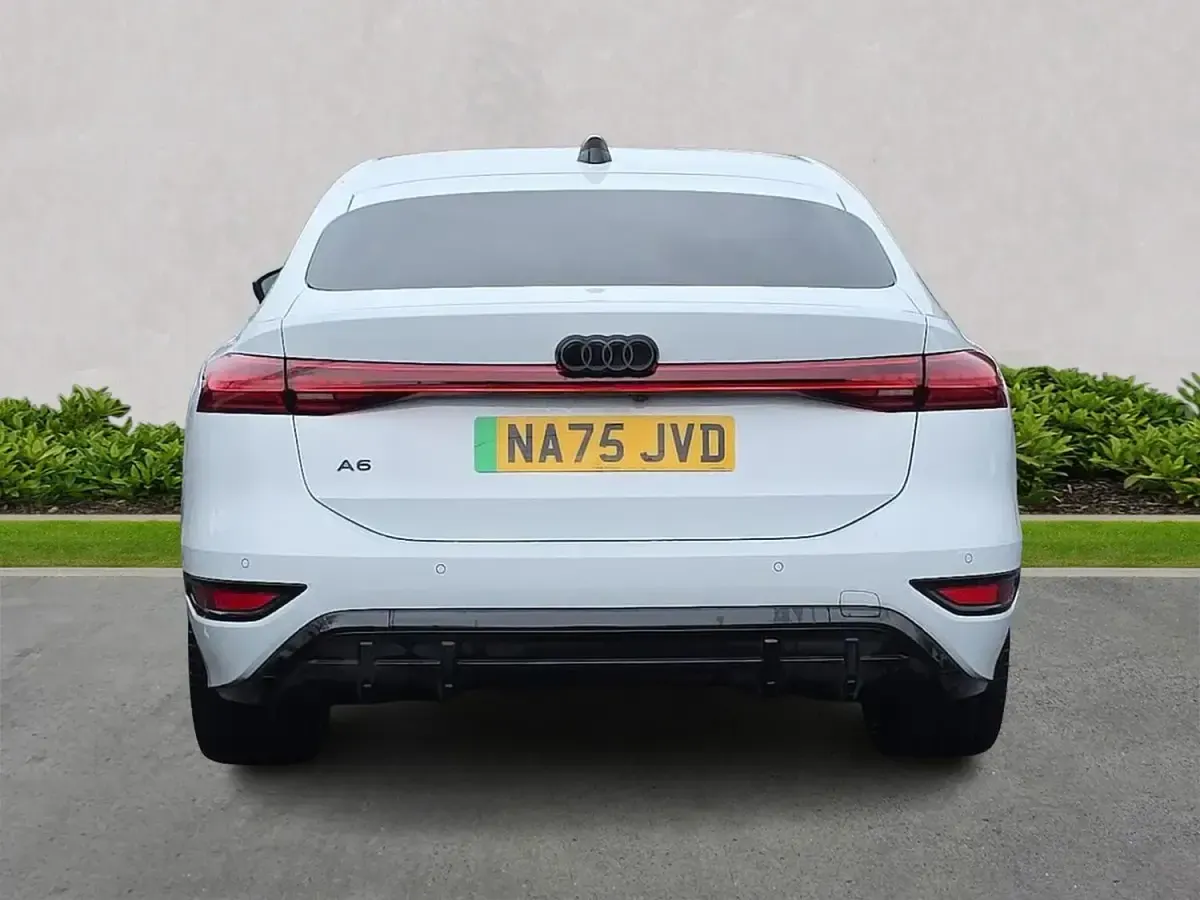 Begagnad Audi A6 e-tron Performance 269 kW (367 HK) 2025 Vit Halvkombi