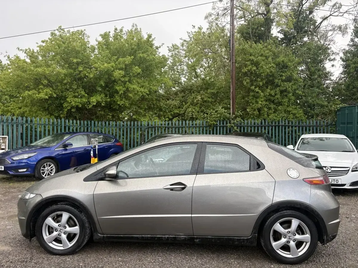 Begagnad Honda Civic SE 140 HK (102 kW) 2008 Grå Halvkombi